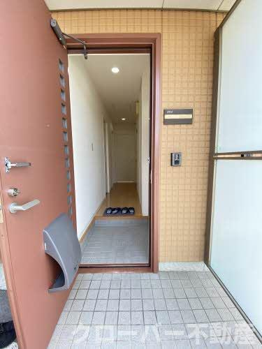 フラワーランド E棟の玄関