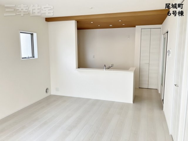 碧南市尾城町6号棟の居間・リビング|リビングダイニング15.75帖。オシャレな下がり天井の効果は、手元が明るくなるので視覚的にお料理がおいしく見えると言われています