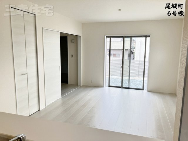 碧南市尾城町6号棟の居間・リビング|15.75帖のリビングは4.63帖の洋室と続き間になって20.38帖の広々とした大空間に