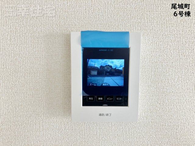 碧南市尾城町6号棟のセキュリティ|夜の訪問者もカラーでしっかり確認でき、録画をすることも可能です。ズームアップも可能なため、見にくい時でも安心です。また、訪問者がボタンを押さなくても、いつでも玄関先の様子を映像と音でチェックできます