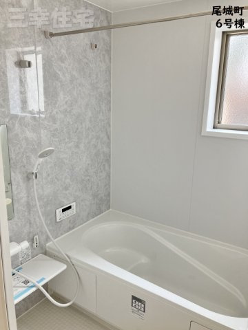 碧南市尾城町6号棟の浴室|浴室暖房衣類乾燥機を完備。浴室でふんわり衣類乾燥もできるから、花粉の季節も安心です