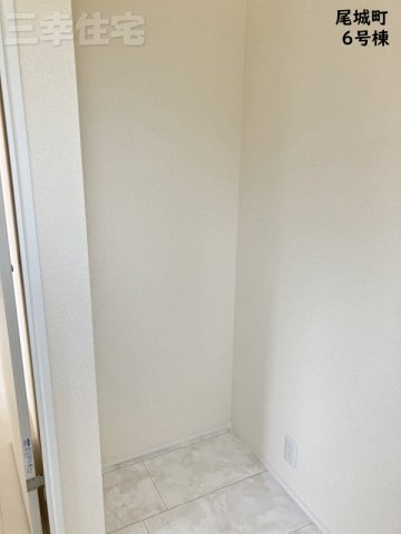 碧南市尾城町6号棟の収納|広い洗面室には収納棚がおけるスペースが確保されています♪