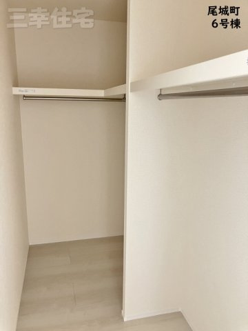 碧南市尾城町6号棟の収納|主寝室のウォークインクローゼット2.25帖。もはや個室になり得る広さ