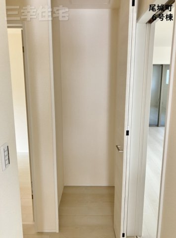 碧南市尾城町6号棟の収納|共有の収納。平屋ながら収納がいっぱい♪