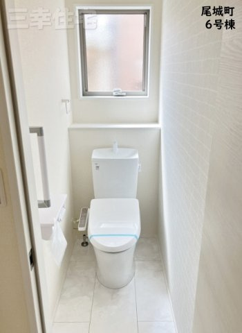 碧南市尾城町6号棟のトイレ|トイレは、洗浄便座を標準装備しています。水量は従来品より約60%カットされていますが、少ない水でもパワフルな洗浄力を実現しています。環境にやさしく、経済的です