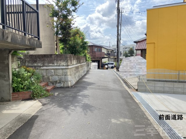 碧南市尾城町6号棟の前面道路含む現地写真|6号棟前面道路　東向きに撮影