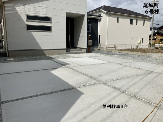 碧南市尾城町6号棟の駐車場|広い駐車場　並列３台