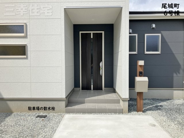 碧南市尾城町6号棟の玄関|玄関の鍵はスマートキー、リビングにはシャッターも付いていて防犯対策も安心ですね