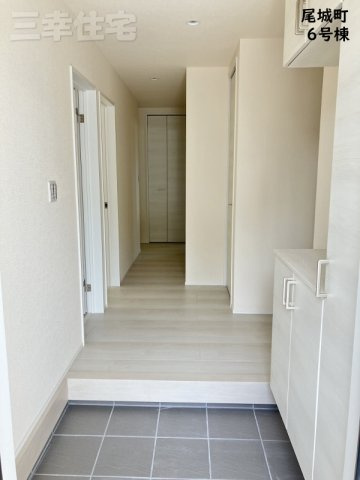 碧南市尾城町6号棟の玄関|明るく清潔感あるホワイトベースの玄関。爽やかな風が吹き抜けます！