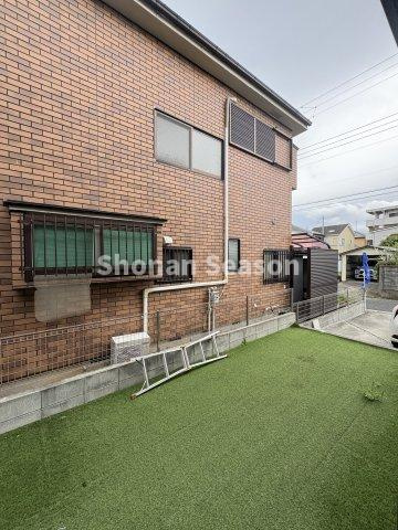 【庭】 | アウトドアリビングが満喫できる、整備された広い芝庭付き一戸建て◎　
ドッグラン・ＢＢＱが楽しめますよ♪