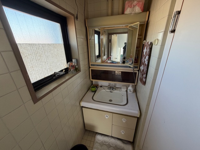 青山一丁目　中古住宅の独立洗面台