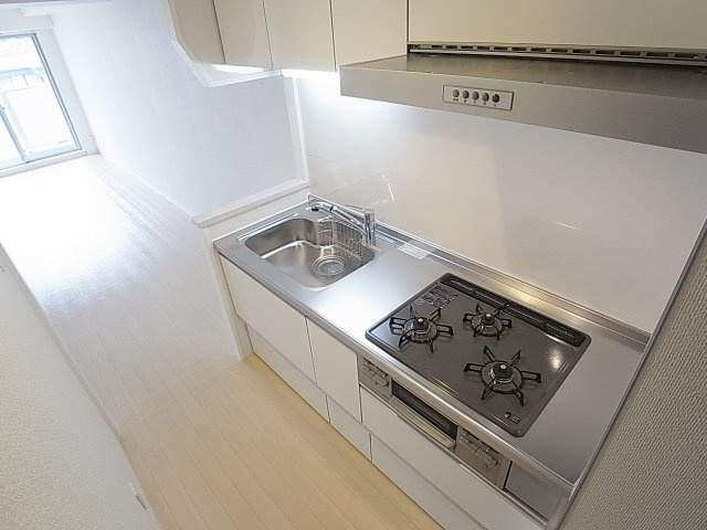 KMS新生水木通のキッチン|システム3口ガスキッチン、グリル付きです