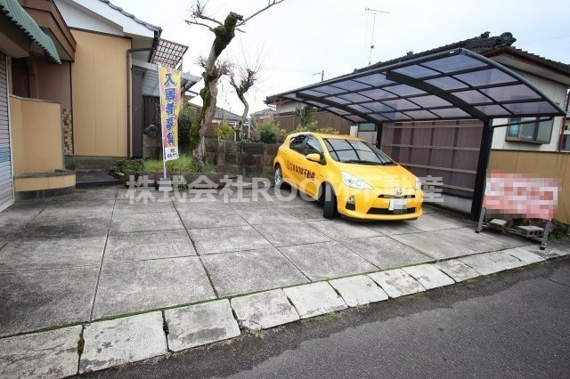 大津貸家の駐車場|駐車場があります