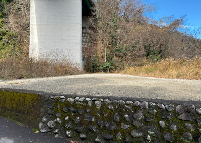 【外観】 | 土地の形が極端に長細かったり、狭小地、あるいは道路との高低差がある傾斜地だった場合、後々売ろうとしても買い手がつかない場合もあります。後々、売却することになった時に価値の下がらない土地を選びましょう。