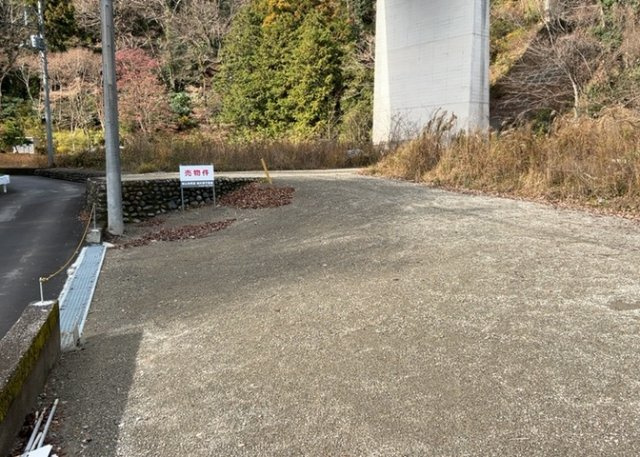 【外観】 | 土地を買う際、住む地域の自治体や福祉の補助制度にも注目してみましょう。子供や老人の医療補助やゴミ出しのルールなど、自治体によってルールに大きな違いがあるため、暮らしやすい土地で判断するとよいでしょう。