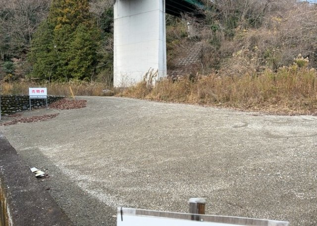 【外観】 | 現地に行くなら、物件の周囲の地形がどうなっているかを見ることも大切です。周辺より低くなっている土地では、大雨などで水が集まりやすいため、地盤が弱くなっているということも考えられるため、注意が必要です。
