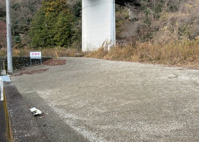 【外観】 | 物件の詳細については、現地を見てわかること以外に、役所や法務局などで調べないとわからないことがあります。そのため、現地に行く場合は、もしこの物件を買ったらどのような生活ができるかをイメージしましょう。