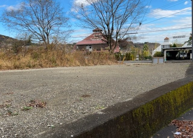 【外観】 | 隣家の土地はどうなっているのか、生活利便施設が近くにあるのか、学校まで近いかなど、お客様のライフスタイルにあわせたイメージが重要です。また、近くにあると困る施設が近くにないかも確認するといいでしょう。