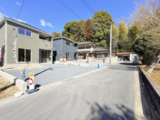 笠間市笠間第3　新築戸建　1号棟の前面道路含む現地写真|実際に現地で周辺環境や街並み、近隣のスーパーや通学路の安全性、病院、公園・・・など生活のイメージをご確認ください！