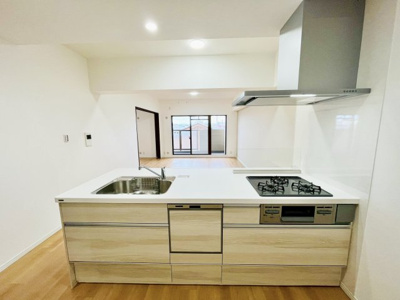 【キッチン】 | ファミール鶴見 | 家事をしながらでもリビングを見渡せる対面式キッチン。キッチンに立っている時も、家族や友人の顔を見ながら会話ができます。