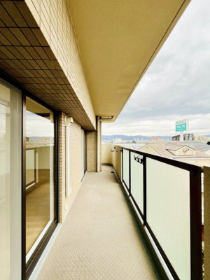 【バルコニー】 | ファミール鶴見 | バルコニーは南東引き回しの総面積26.98㎡！陽当たり良好で開放感たっぷりです。