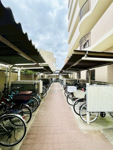 ファミール鶴見の駐輪場