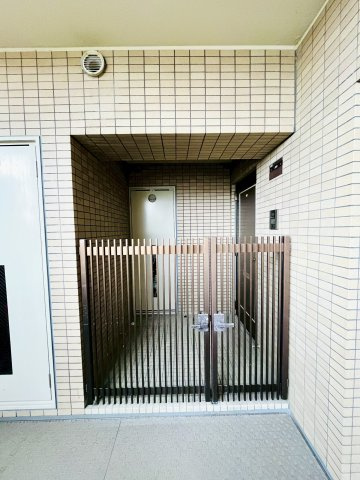 ファミール鶴見のエントランス