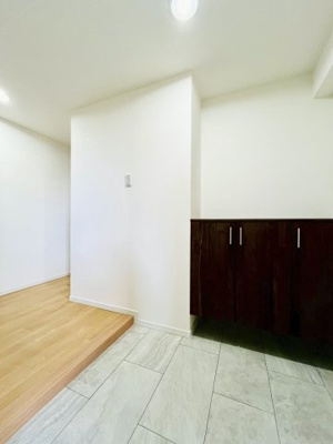 【玄関】 | ファミール鶴見 | 毎日通る玄関。シューズボックスの上には鏡を置いたり、鍵や小物も置いておけそうです。