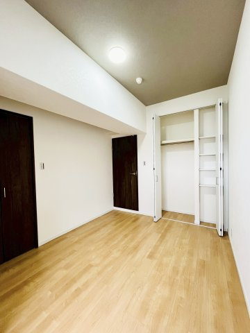 【洋室】 | ファミール鶴見 | 洋室（約5.5帖）：2ヶ所の充実した収納スペースが魅力の一室。