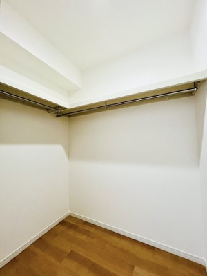 【収納】 | ファミール鶴見 | 洋室（約5.5帖）：もう一方は大きなウォークインクローゼットです。