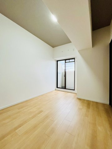 ファミール鶴見の洋室|洋室（約5.5帖）：全てのお部屋がバルコニーに面しており、明るく開放感があります。