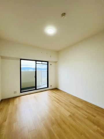 【洋室】 | ファミール鶴見 | 洋室（約7.0帖）：ウォークインクローゼットが1ヶ所の、開放感たっぷりの一室。