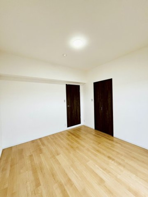 【洋室】 | ファミール鶴見 | 洋室（約7.0帖）：家具のレイアウトがしやすく、フローリングが美しい洋室です。