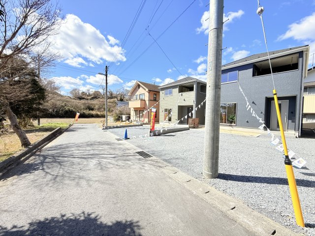 笠間市笠間第3　新築戸建　2号棟の前面道路含む現地写真|実際に現地で周辺環境や街並み、近隣のスーパーや通学路の安全性、病院、公園・・・など生活のイメージをご確認ください！