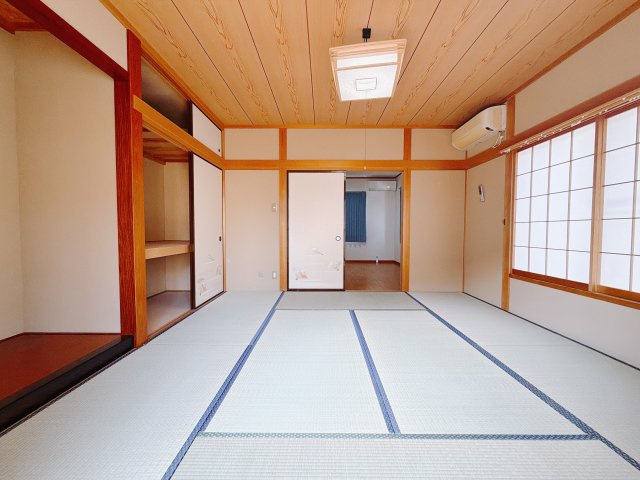 【中古戸建】前橋市六供町4丁目の和室|■和室｜和室を書斎にしたり、冬にはコタツを敷いて家族みんなで年越しをするのもいいですね。家族みんなのお気に入りの空間になります♪