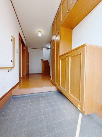 【中古戸建】前橋市六供町4丁目の玄関|■玄関｜毎日の「いってらっしゃい」や「お帰りなさい」を大切なご家族と過ごす玄関は〈使いやすさ〉を追求しております。玄関横の物入は急な来客時でもさっとお片付けできるスペースを確保しています。
