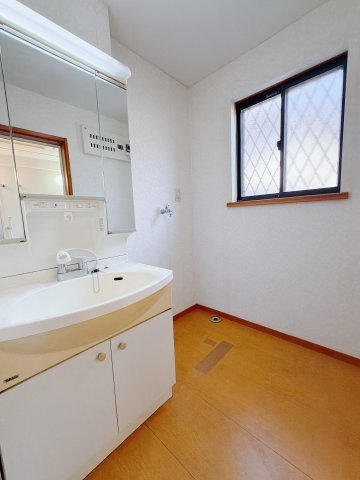 【中古戸建】前橋市六供町4丁目の独立洗面台|■洗面室｜大きな鏡で朝の身支度もラクラク♪毎日の忙しい準備が楽しくなる洗面所です(^^♪