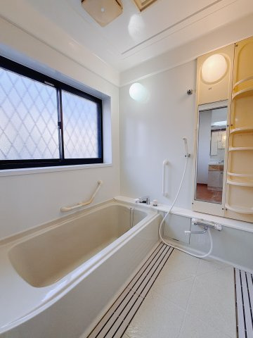 【中古戸建】前橋市六供町4丁目の浴室|■浴室｜デザイン性に優れた浴室♪1日の疲れを癒す、ゆったりとしたバスタイムをぜひお過ごしください(*＾＾*)大きな窓付きで嬉しい♪