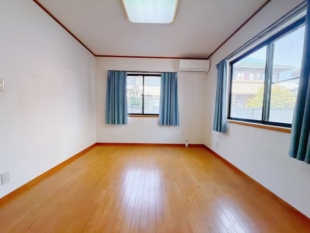 【中古戸建】前橋市六供町4丁目の洋室|■洋室｜お子様の一人部屋にピッタリな洋室。木のぬくもりを感じるフローリングは、天然木の味わいが時とともに深みを増していきます。また、傷にも強く、フリーワックスでお手入れもラクラクです♪