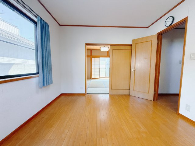 【中古戸建】前橋市六供町4丁目の洋室|■洋室｜ナチュラルカラーの床です。模様替えなどとても楽しく工夫できます♪陽当たり、風通しもとても良いので毎日快適な生活スタートです！子供部屋にも良いですね♪