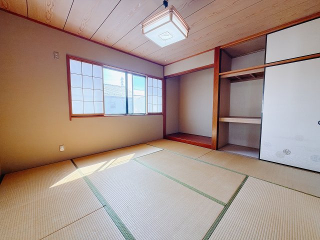 【中古戸建】前橋市六供町4丁目の和室|■和室｜意外と場所をとるアイロンがけや、お洗濯物を畳むときにも広々と使うことができ、ちょっと一休みしたいとき、すぐに横になれるのも魅力です♪