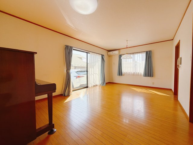 【中古戸建】前橋市六供町4丁目の居間・リビング|■リビング｜落ち着きのある表情を見せるリビングダイニング。太陽の光がたっぷり差し込むリビングは、自然とご家族が集まる居心地の良い空間です。