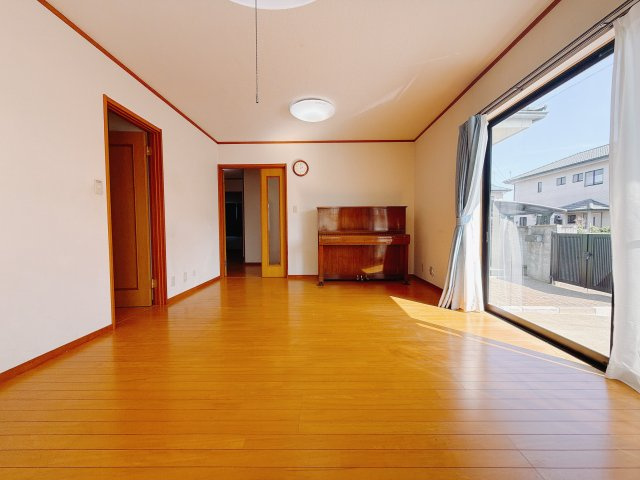 【中古戸建】前橋市六供町4丁目の居間・リビング|■リビング｜木製で懐かしさのある家具やアンティーク調の小物に囲まれてレコードを流したり小説を読んだり…そんな心ときめく暮らしをしませんか？