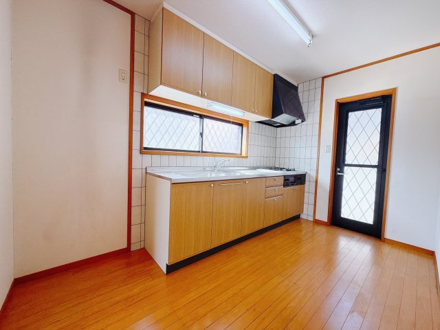 【中古戸建】前橋市六供町4丁目のキッチン|■キッチン｜ワークトップの幅が広く、お子様といっしょにお料理をつくったり、ちょっとしたパーティーも楽しめます。フラットなのでお掃除がしやすいのもポイントです♪