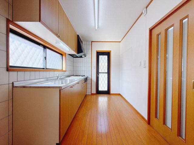 【中古戸建】前橋市六供町4丁目のキッチン|■キッチン｜ワークトップ下には、圧力鍋やパスタ鍋などのかさばる調理器具もラクラク収納可能なスライド収納！ものが溢れがちなキッチン回りもスッキリきれいに管理ができます♪