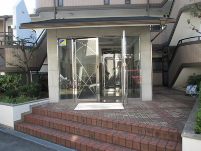 【エントランス】 | グランディア陽だまりの街（旧テラートⅡ） | 落ちついた外観にマッチしたエントランスです