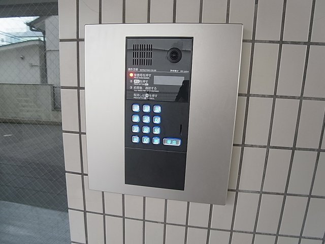 スカイコートのセキュリティ|TVモニターフォン完備で顔が分かり安心のオートロック