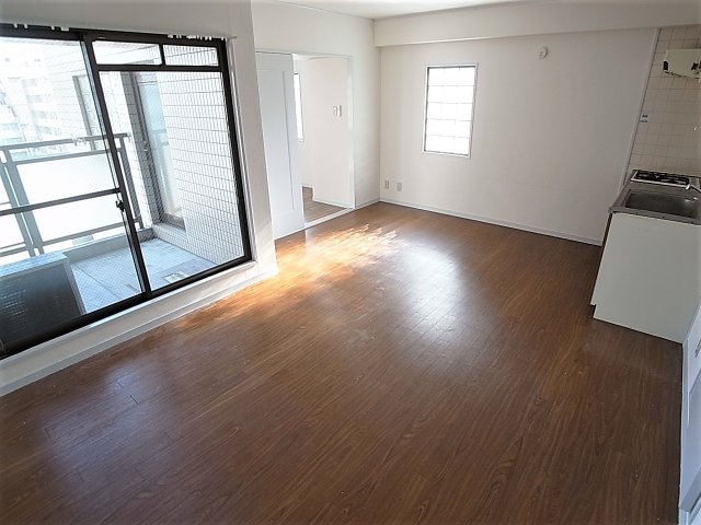 スカイコートの居間・リビング|広々リビング、角部屋で明るい多面採光の室内