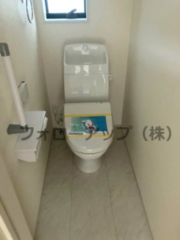 リーブルガーデン西脇市小坂町5期のトイレ|落ち着いた色調のトイレです