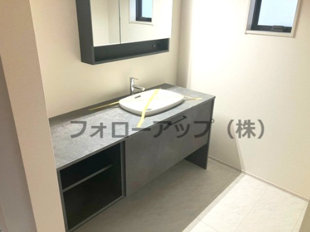 リーブルガーデン西脇市小坂町5期の独立洗面台|独立洗面台、小物を置くことができて便利です